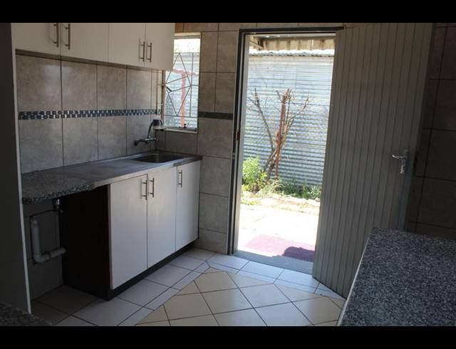 2 BEDROOM PROPERTY TO RENT IN ACACIAVALE